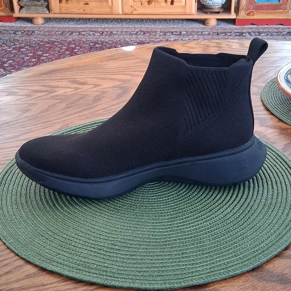 Vivaia Black Water Repellant Comfort Utility Urban Chelsea Ankle Boots Size 40